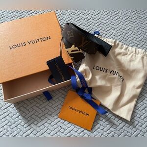 Louis Vuitton Initials 30mm reversible belt (other side is black)NWT retail $565